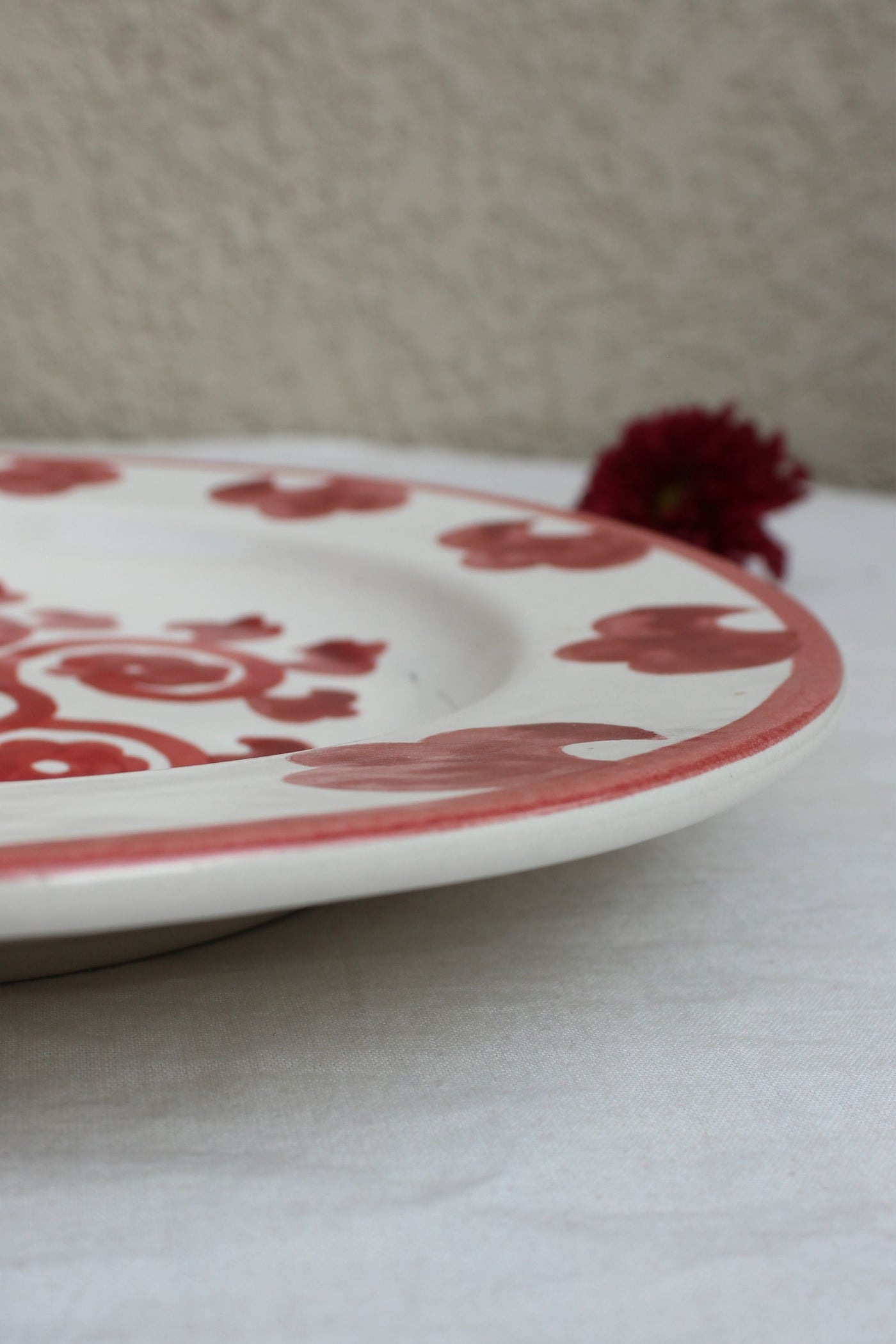 CERAMIC STONEWARE HAND PAINTED DINNER PLATE IN SHADES OF RED