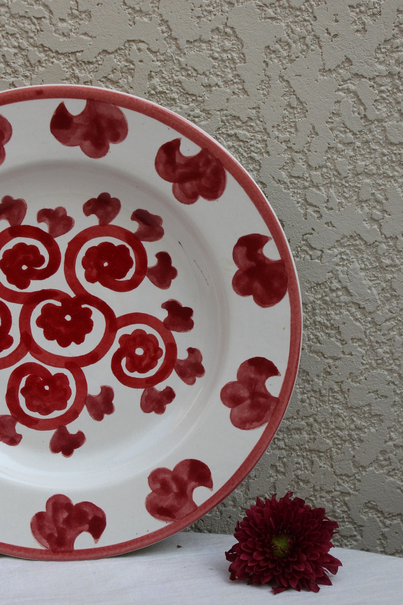 CERAMIC STONEWARE HAND PAINTED DINNER PLATE IN SHADES OF RED