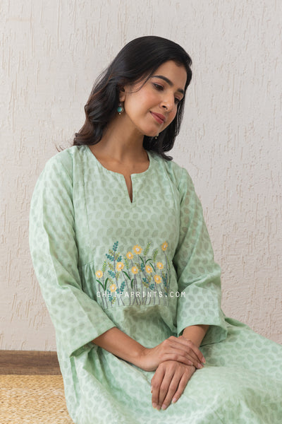 CHANDERI JACQUARD EMBROIDERED KURTA & PANT CO ORD SET IN SPRAY GREEN