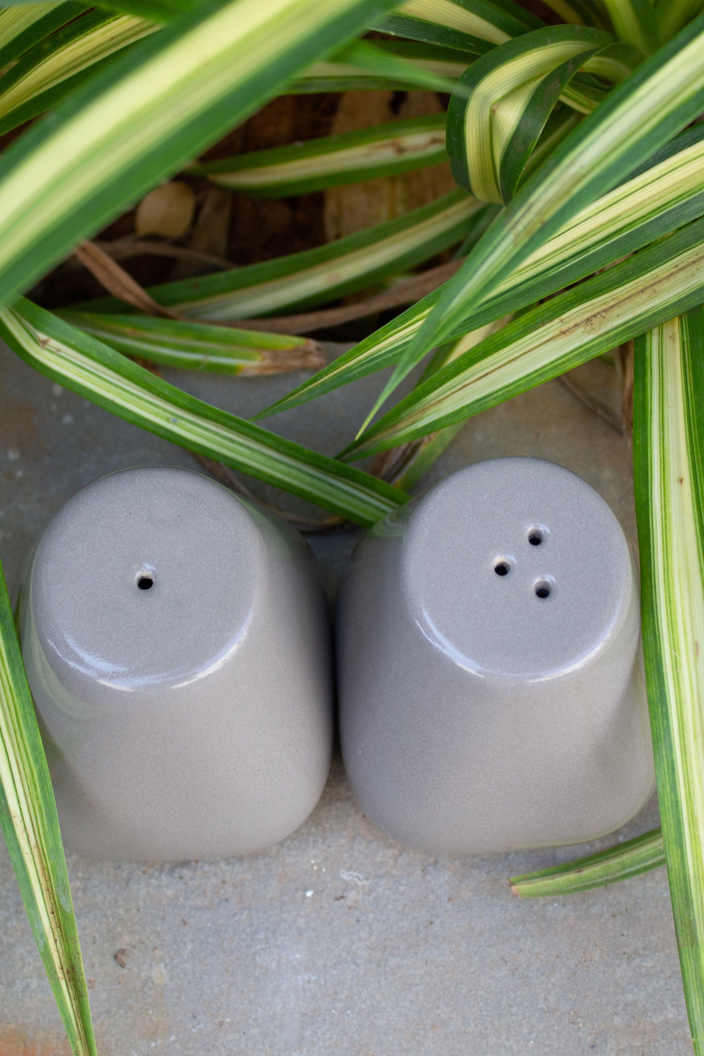 CERAMIC STONEWARE SALT & PEPPER IN CEMENT GREY