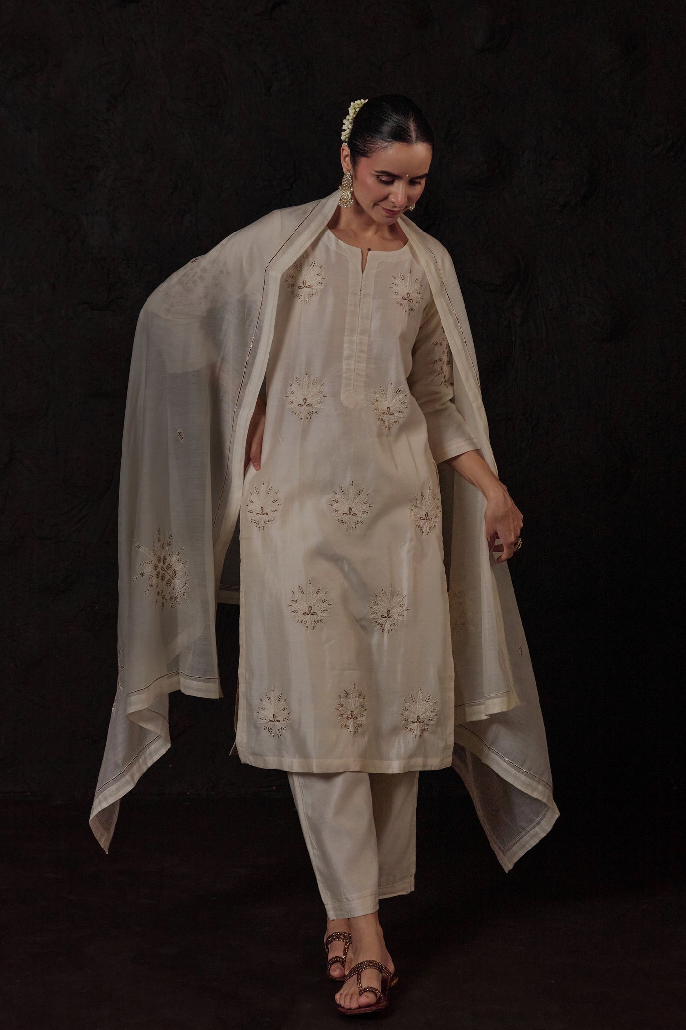 Chanderi Silk Mughal Buta Aari Embroidery Kurta Set in Ivory
