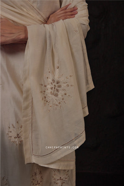 Chanderi Silk Mughal Buta Aari Embroidery Kurta Set in Ivory