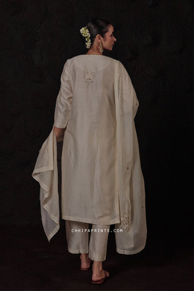 Chanderi Silk Mughal Buta Aari Embroidery Kurta Set in Ivory