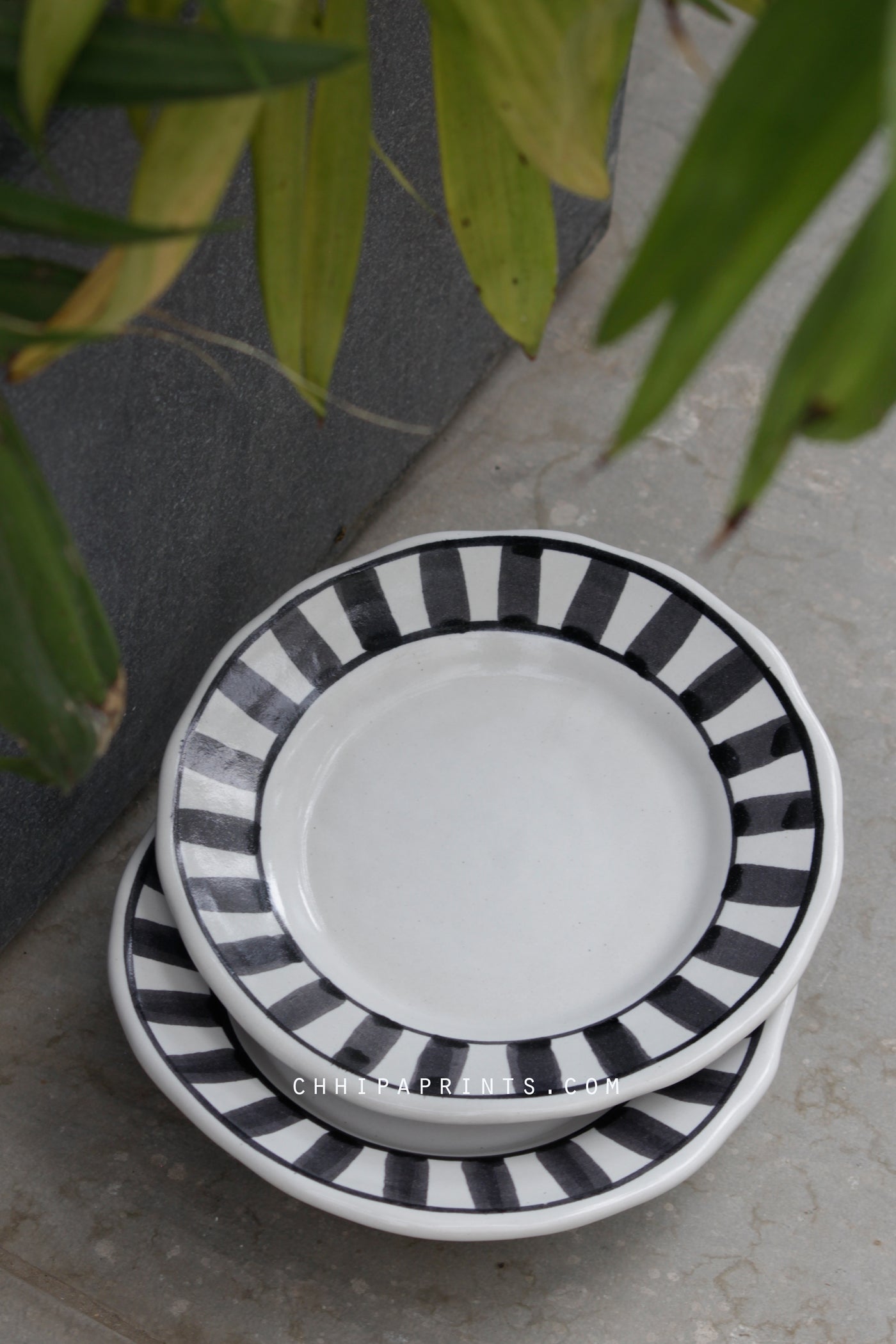 CERAMIC STONEWARE STRIPES DESSERT PLATE IN BLACK