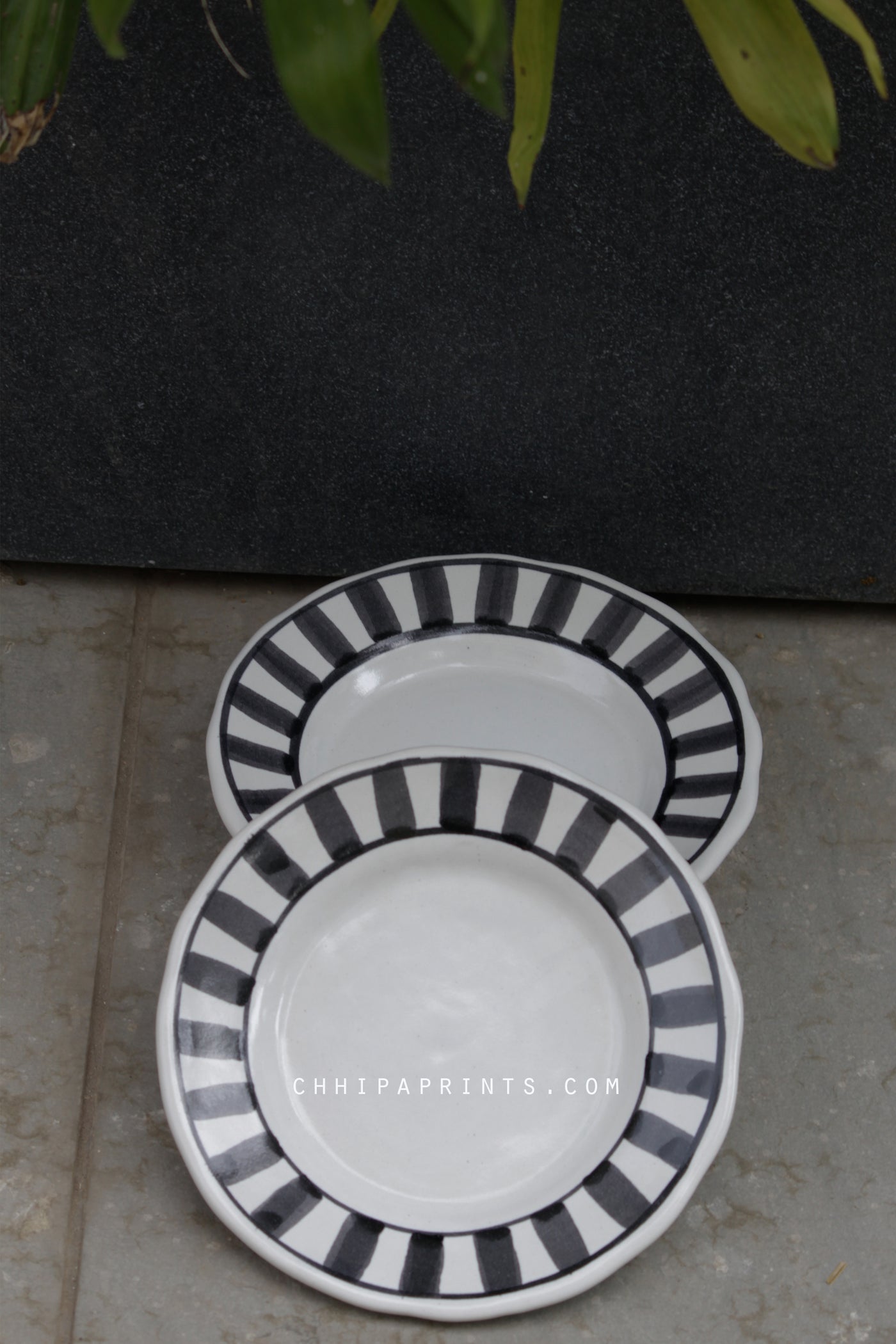 CERAMIC STONEWARE STRIPES DESSERT PLATE IN BLACK