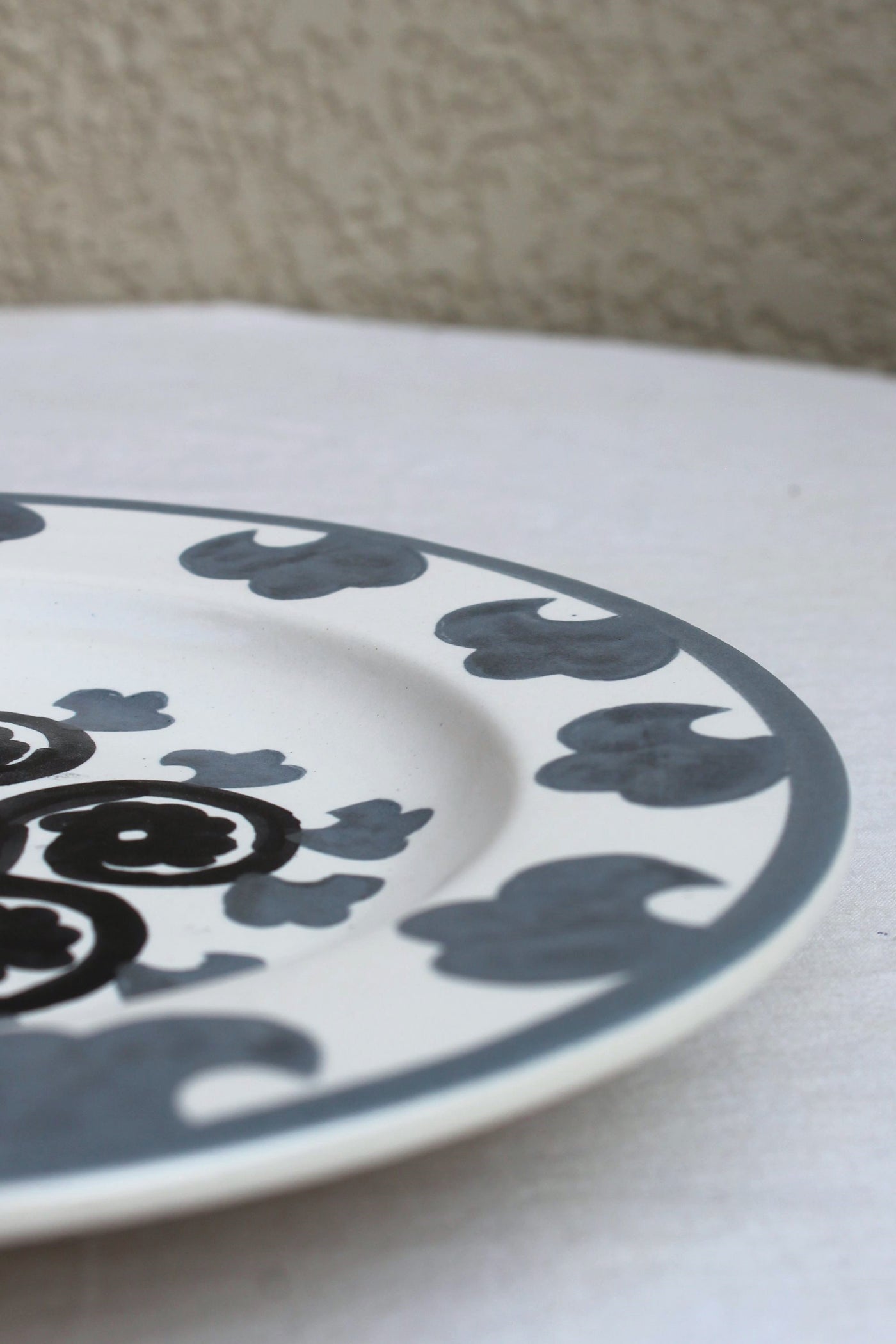 CERAMIC STONEWARE HAND PAINTED DINNER PLATE IN BLACK & GREY