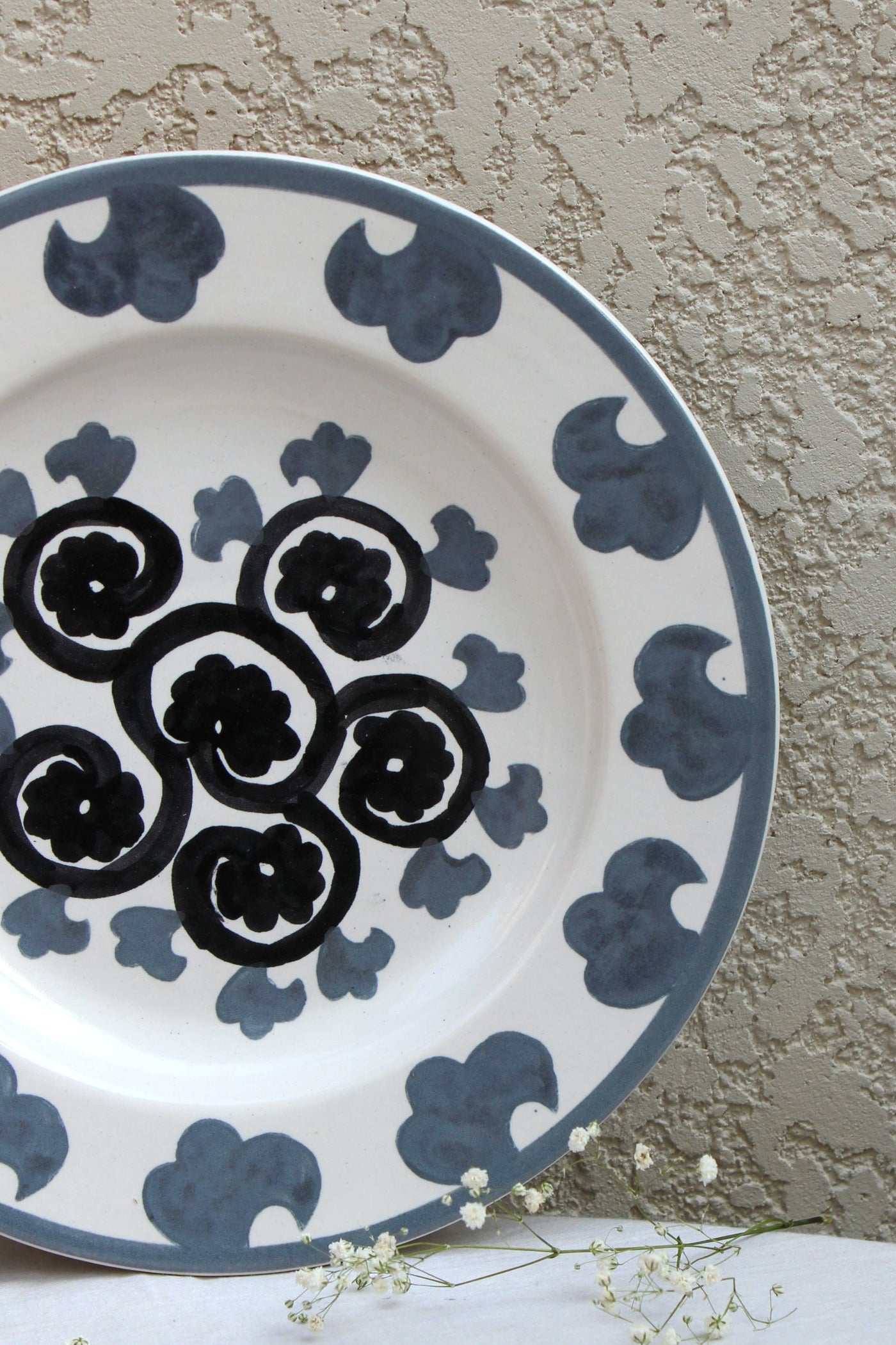 CERAMIC STONEWARE HAND PAINTED DINNER PLATE IN BLACK & GREY