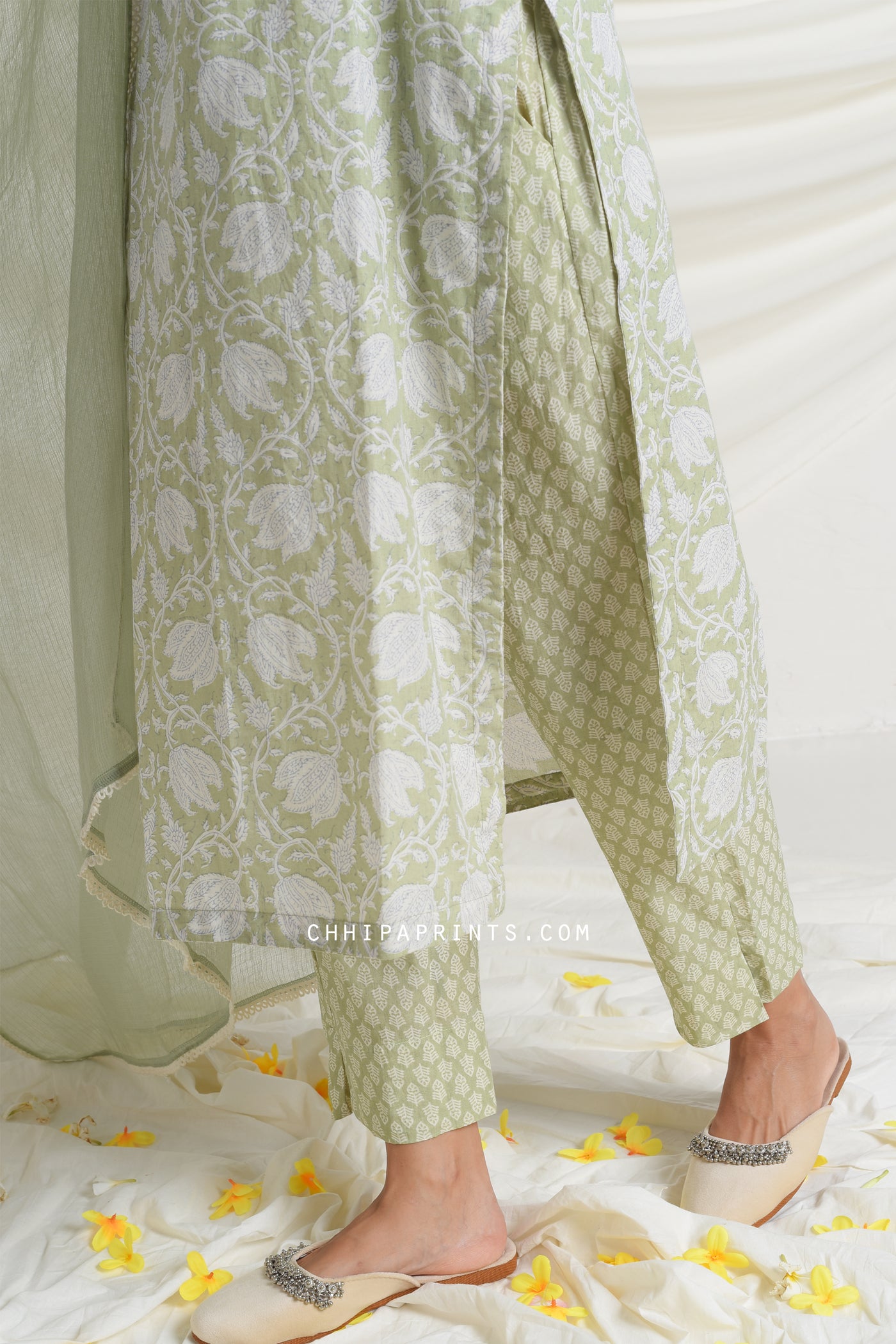 Cotton Gud Jaal Basic Style Kurta Set in Shades of Pale Green