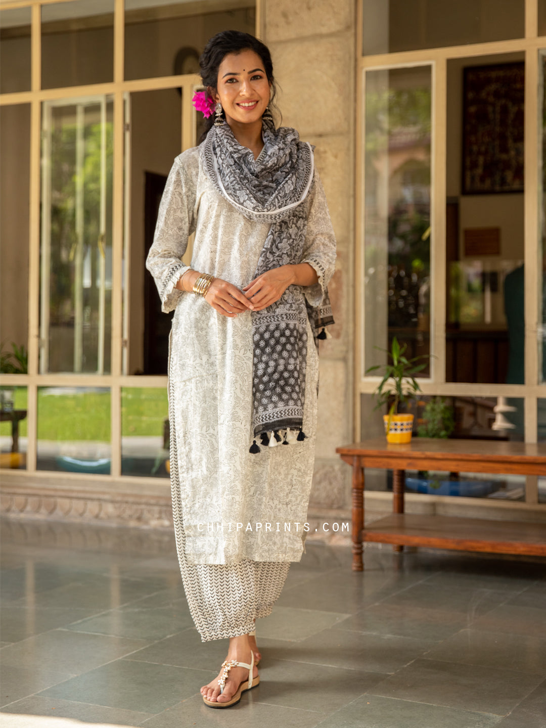 Cotton V Neck Rekh Jaal Kurta Suit Set in Black
